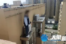 高中女生站天台欲轻生，消防员抓住马尾拽回图片