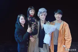 张丹峰洪欣一家合体亮相，“毕滢风波”已经过去多年，也该翻篇了图片