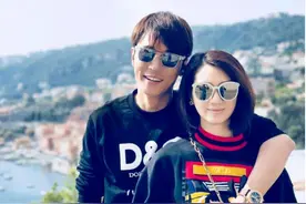 洪欣张丹峰感情甜蜜回温，夫妻俩搭肩膀耳语，连8岁女儿都被冷落图片