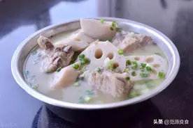 炖莲藕汤时，为啥莲藕炖不烂还发黑？大厨教你5招，莲藕鲜香软烂图片