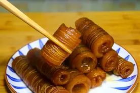 猪皮不要再熬猪皮冻了，奶奶教我60年秘制做法，用绳子一捆，真香图片