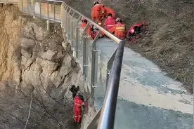 玻璃栈道碎了？50岁女子坠落……图片