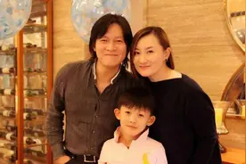 44岁杨志刚新剧火出圈，曾重度烧伤险毁容，初恋妻子不离不弃，如今拍戏必须带着她图片