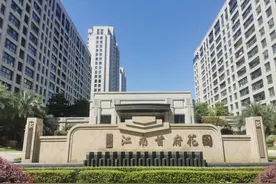 尴尬！台州一高档小区业主懵了：自家小区为啥车牌不能被识别？还要手动抬杠图片