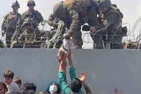 央视揭露美军真实嘴脸！驻阿美军在被当地人托付婴儿，转手就遗弃图片