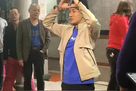 43岁林峯回泉州农村祭祖！不停跪地叩拜显虔诚，妻女未现身引争议图片