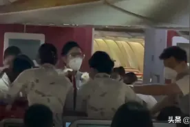 是“天生”的！孕妇飞机上临产，护士和空姐联手接生图片