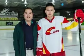 英达小儿子英如镝：帅气逼人，年薪98万，是中国冰球的领军人物图片