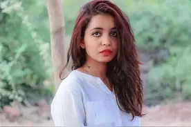 一女子自己和自己结婚，太爱自己，只想嫁给自己，将举行盛大婚礼图片