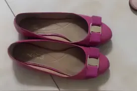 海南一女子4000多的鞋找大爷加底，修完跌价到40，一看鞋底有亮点图片