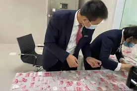 7岁儿子错把6000元现金当玩具撕成碎片，工作人员11小时“拼图”图片