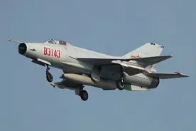 空军歼-7失事坠落民房，一名群众遇难，为什么我们还是坚决赞成飞行员及时跳伞图片