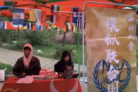 西北大学社团招新，女生跳舞引来新生围观，热力比南方高校还火图片