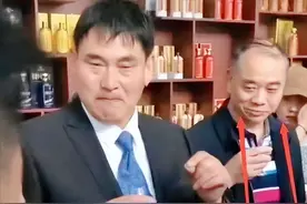 先修“之文路”，再卖“朱之文酒”，大衣哥才是营销高手图片