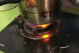 男子回乡过年忘关火，7天炼化卤鸡爪图片