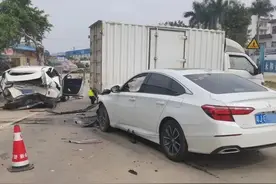 弯道越线强行超车，结果避让不及，多车无辜遭殃！图片