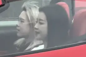 孙怡开百万跑车约朋友玩耍，嚼口香糖又美又飒，车牌号引网友热议图片