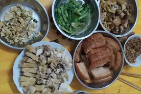 女孩跟男友回家过年，看到桌上菜，要分手：谁家过年用铁盆盛菜？图片