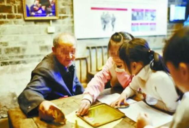 大爷被14岁少女强奸，因体力不支报案，被抓:她主动找我玩的