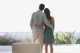 故事：领证路上，男友蹲下系鞋带，保洁阿姨：姑娘，这婚结不得图片