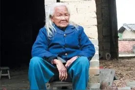 95岁黎秀芬死后第六天，竟然复活，半夜从棺材里爬出来说：我饿了图片