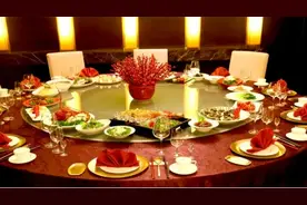 江苏酒席怪象：名贵海鲜铺满桌，不收礼还回礼，网友：还有这好事图片