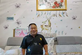 他身高1米2，结婚后帮2个弟弟娶媳妇，今一家10口住别墅不分家图片