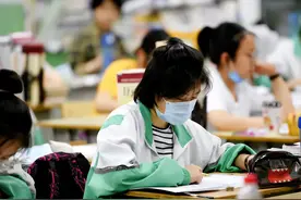 在校大学生迎来新消息，大学就是玩的日子到头了，大学生感到担忧图片