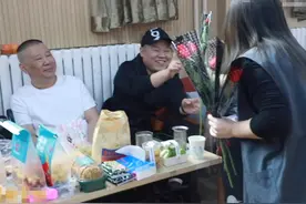 岳云鹏探班郭德纲张国立！被女粉送花狂笑不止，桌上摆满平价零食图片
