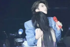 蔡徐坤在演唱会上和美女网红贴身搂抱牵手，女方被曝曾玩“鸡你太美”梗，发文道歉：并非黑粉，就是普通观众图片