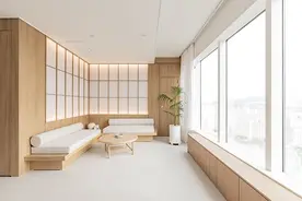 这对夫妻真有远见，客厅坚持不要沙发、不要电视，反而实用性翻倍图片