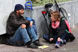 美国穷人宁愿去街上乞讨要饭，都不愿意拿起手中的武器闹革命？图片