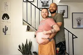 20年，美国男子自然怀孕，顺利产下男婴，网友：喊爸爸还是妈妈图片