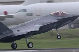 日本F35曾红外锁定歼20，我军飞行员却浑然不知？太低估歼20了！图片