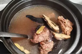 灵芝茯苓白术土茯苓龙骨汤，解毒，护肝，祛湿，健脾图片