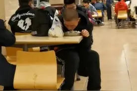 天才与疯子只有一线之隔，学神韦东奕近照曝光，无数网友深感心疼图片