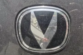 长安汽车：车身多处鼓包生锈，左边锈、左边锈，左边锈完右边锈图片