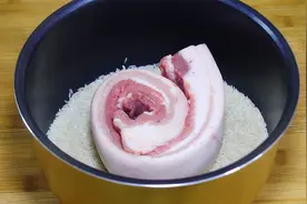 五花肉放进大米里面，实在太香了，很多人没吃过，好吃营养又解馋图片