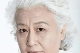 染发能使人变得青春。为何许多满头银丝的中年人不再染发？图片