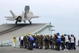 英国F-35B坠海视频流出，姿势非常帅，水花很小，只有一点涟漪图片