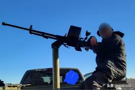 乌军从秘密渠道获得，我国产W85型机枪：穿甲子弹可打穿俄军碉堡图片