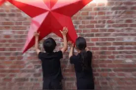 苗圃晒龙凤胎近照，儿女背影高挑五官出众，大19岁富豪老公罕露面图片