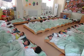 别再强迫孩子睡午觉了！白天不需要睡觉暗示着娃更聪明图片