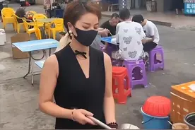 广东东莞，漂亮女子打扮时尚摆摊卖炒粉：勤劳的女人更美丽图片