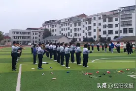 平江县爽口中学：请武术教练授课 武术套路进课堂图片