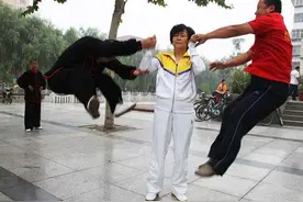 太极电鳗闫芳，是学习太极拳强身健体？还是另有所图满足个人私心图片