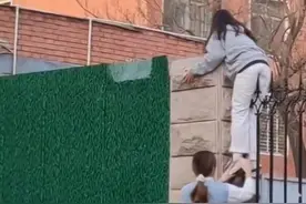 社死现场：女生翻墙外出被卡在栅栏上，网友表示想知道菊花疼不疼图片