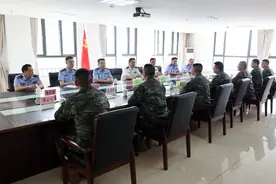 市领导“八一”前夕看望慰问武警官兵和消防指战员图片