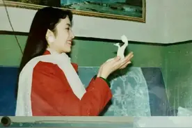 90年代美女妈妈，过时的丝袜搭配，老旧家具图片