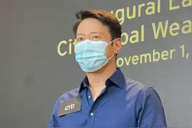 56岁黎明现身活动：大长腿很抢眼，手指修长迷人，透露与女儿日常图片